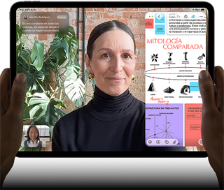 iPad Pro, parte frontal, posición horizontal, negro espacial, esquinas redondeadas, marco de la pantalla negro, manos sosteniendo los lados izquierdo y derecho, la pantalla muestra una conversación en FaceTime que se está traduciendo en vivo, y una app educativa que muestra una presentación sobre 