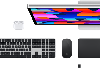 Accesorios para la Mac desde arriba: Studio Display, AirPods, Magic Keyboard, Magic Mouse y Magic Trackpad