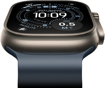 Apple Watch Ultra 3 inclinado hacia adelante, caja de titanio natural, brújula en la carátula Orientación, correa Ocean azul ancla
