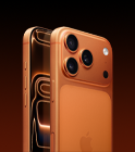 iPhone 17 Pro, color naranja cósmico, parte trasera en ángulo, sistema de cámaras Pro Fusion en el módulo superior, botón de Control de la Cámara, parte lateral del frente, diseño todo pantalla, Botón de Acción y botones de volumen