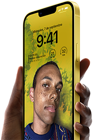 Una mano que sostiene un iPhone 14 Plus amarillo con la pantalla bloqueada personalizada.