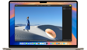 En una foto abierta en la app Fotos en una MacBook Air, aparece una persona parada en una duna del desierto y un pequeño elemento resaltado para ser eliminado con la herramienta Borrador de Apple Intelligence