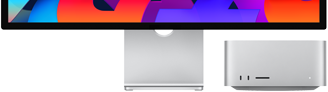 Acercamiento de la parte frontal de una Mac Studio junto a un Studio Display. La Mac Studio se puede colocar debajo del borde inferior del monitor Studio Display.