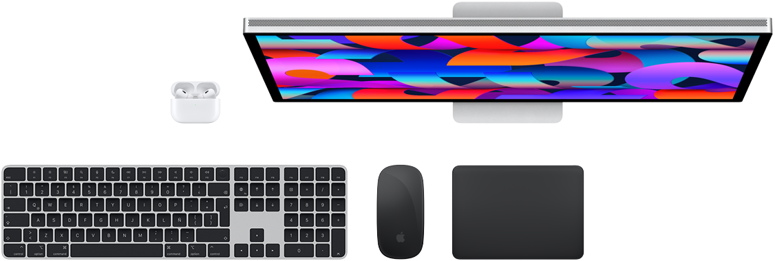 Vista desde arriba de accesorios para la Mac: Studio Display, AirPods, Magic Keyboard, Magic Mouse y Magic Trackpad