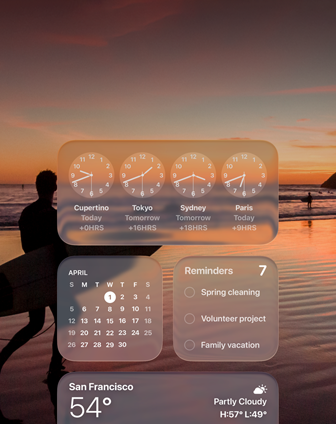 Los widgets Reloj, Calendario, Recordatorios y Clima con diseño Liquid Glass en la pantalla de macOS Tahoe sobre la imagen de un surfista en la playa al atardecer