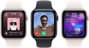 Tres dispositivos Apple Watch SE 3 uno al lado del otro, uno muestra la app Apple Music, otro una llamada telefónica entrante y el otro una conversación en iMessage