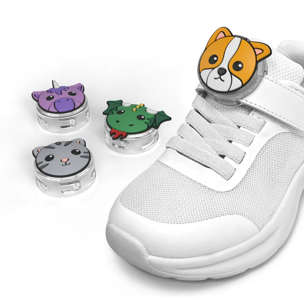Los porta zapatos TAGIMALS™ son una forma divertida de asegurar un Apple® AirTag™ a los zapatos de los niños. Este paquete de 4 incluye cuatro transportines, cada uno con un personaje atractivo diferente: "Blaze" el dragón, "Milo" el perro, "Mittens" el gato y "Tink" el unicornio. Además de sujetarse de forma segura mediante cordones o cierres de Velcro® en zapatos para niños mayores de 3 años, TAGIMALS también se puede usar en collares para mascotas u otros artículos para niños, como mochilas, con la adición de una corbata de Velcro® (no incluida).
