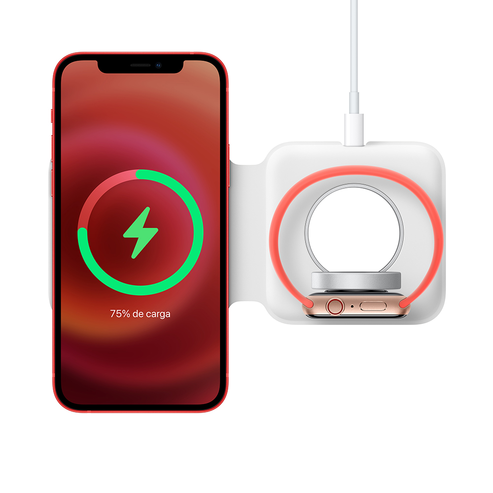 Con el cargador doble MagSafe es muy sencillo cargar tu iPhone, Apple Watch, estuche de carga inalámbrica para los AirPods y demás dispositivos con certificación Qi. Sólo hay que colocarlos en la base para empezar la carga. Además, puedes plegarlo para llevarlo fácilmente a todas partes. 