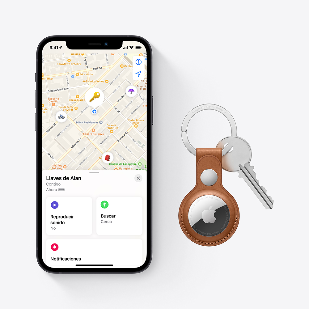 El AirTag te ayuda a encontrar tus cosas muy fácilmente. Ponle uno a tus llaves o a tu mochila para que siempre puedas ver su ubicación en la app Encontrar. Además, esta app también te permite localizar tus dispositivos Apple y mantenerte en contacto con tus familiares y amistades.

