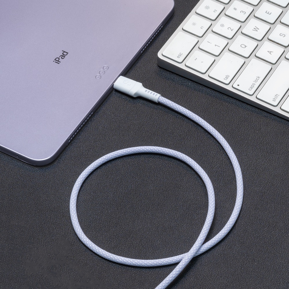 LOGiiX VIBRANCE Connect™ es un cable trenzado de 1,5 m (~5 pies) de largo que ofrece funcionalidad dual de sincronización y carga. Los conectores reforzados que alivian el estrés evitan que se deshilache y se rompan, al mismo tiempo que agregan un toque de color a su tecnología. VIBRANCE Connect ™ se puede usar tanto con Mac como con PC y le permite cargar su dispositivo hasta 100 W, 3 veces más rápido que un cable de carga normal.