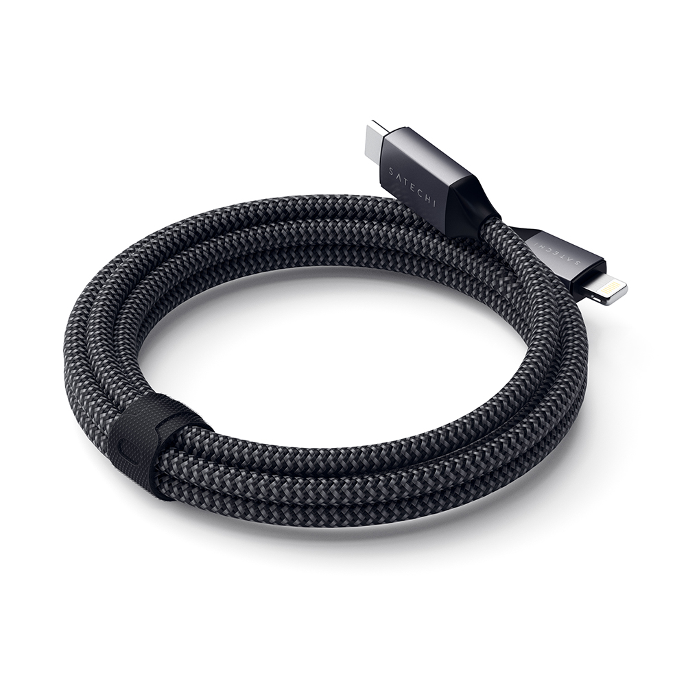 Presentamos el cable de carga Satechi USB-C a Lightning con certificación MFi, longitud de cable extendida y elegante diseño trenzado para alimentar sus dispositivos Apple iOS con facilidad. Cargue cómodamente, desde su cama o sofá, con su cable extendido de 1,8 m (6 pies) para una carga cómoda y potente dondequiera que esté.