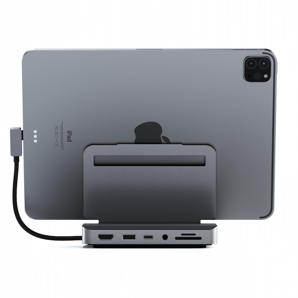 Empuja los límites de una configuración tradicional con el soporte de aluminio Satechi para iPad Pro, que combina todas las capacidades de un escritorio con la comodidad de una tableta. Diseñado para Apple iPad Pro (2018 y más reciente), el soporte cuenta con 4K HDMI (60Hz), carga USB-C PD, datos USB-A, lectores de tarjetas SD y un puerto jack de audio, para un fácil acceso a los periféricos mientras eleva el iPad Pro. Gracias a su práctico diseño plegable y a su moderno acabado de aluminio, el soporte es perfecto para cualquier lugar donde trabajes, sin necesidad de escritorio.