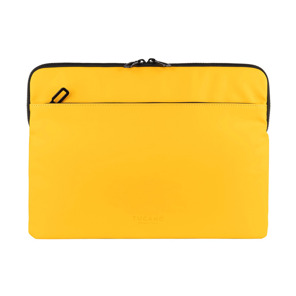 Funda en material engomado impermeable para MacBook. Con un exclusivo compartimento acolchado con orejetas antideslizantes en las esquinas, el maletín Gommo dispone de un práctico bolsillo exterior para accesorios.