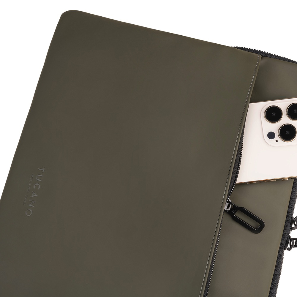 Funda en material engomado impermeable para MacBook. Con un exclusivo compartimento acolchado con orejetas antideslizantes en las esquinas, el maletín Gommo dispone de un práctico bolsillo exterior para accesorios.
