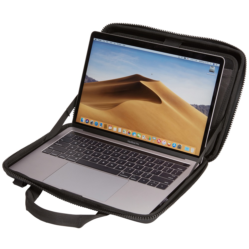 Maletín Thule para MacBook Pro de 15' elaborado en material sintético con compartimento principal de cierre, doble asa suave y correa desmontable para hombro.