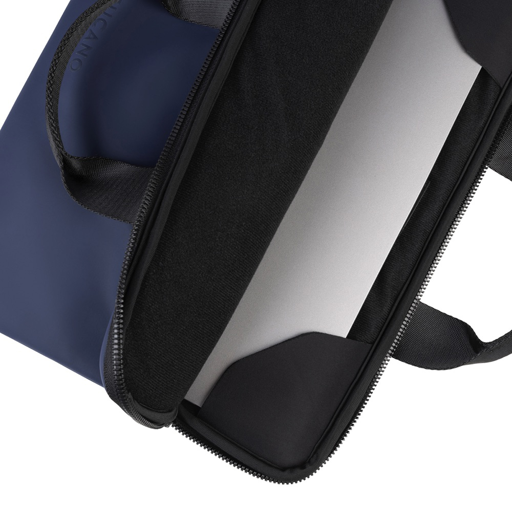 Messenger minimalista y deportivo para MacBook de 13" a 14", fabricada en material engomado. Equipada con un gran compartimento único, la mochila Gommo tiene un bolsillo interior para el portátil y un bolsillo exterior para accesorios. La correa para el hombro es ajustable y no extraíble.