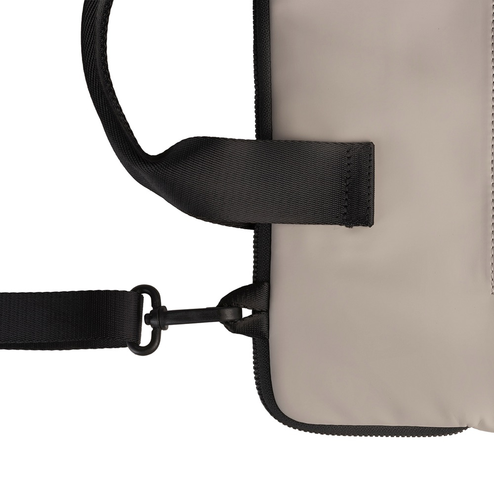 Messenger minimalista y deportivo para MacBook de 13" a 14", fabricada en material engomado. Equipada con un gran compartimento único, la mochila Gommo tiene un bolsillo interior para el portátil y un bolsillo exterior para accesorios. La correa para el hombro es ajustable y no extraíble.