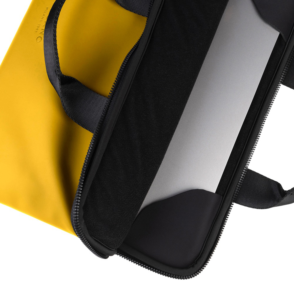 Bolsa de diseño minimalista y deportivo para MacBook de, fabricada en material engomado. Equipada con un gran compartimento único, la mochila Gommo tiene un bolsillo interior para el portátil y un bolsillo exterior para accesorios. La correa para el hombro es ajustable y no extraíble.