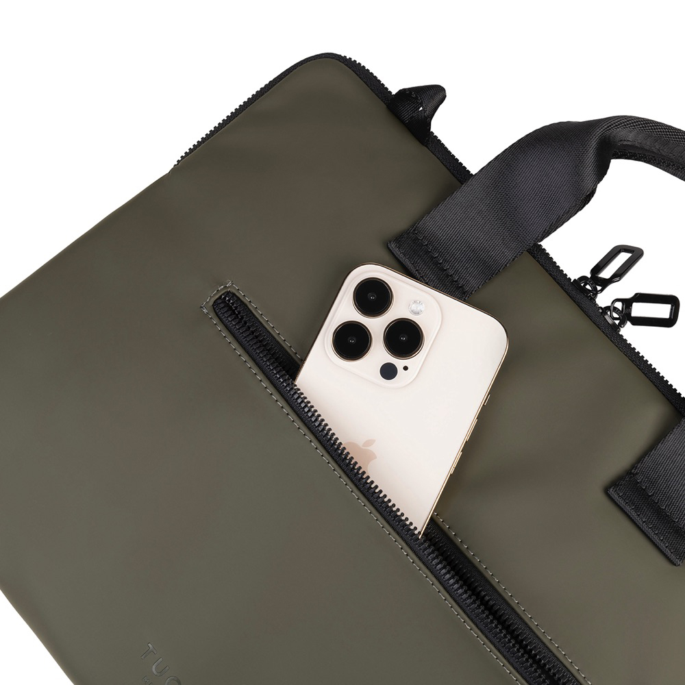 Bolsa de diseño minimalista y deportivo para MacBook de, fabricada en material engomado. Equipada con un gran compartimento único, la mochila Gommo tiene un bolsillo interior para el portátil y un bolsillo exterior para accesorios. La correa para el hombro es ajustable y no extraíble.